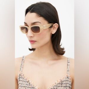 Authentic CHANEL CC logo Pink Blush Sunglasses with case (Excellent condition)